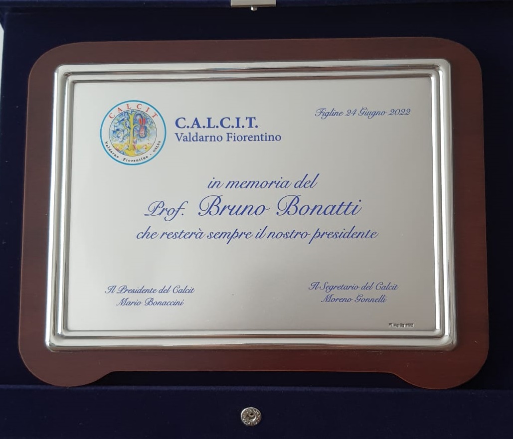 Targa in memoria del professor Bonatti nella serata della Talent Academy al Garibaldi